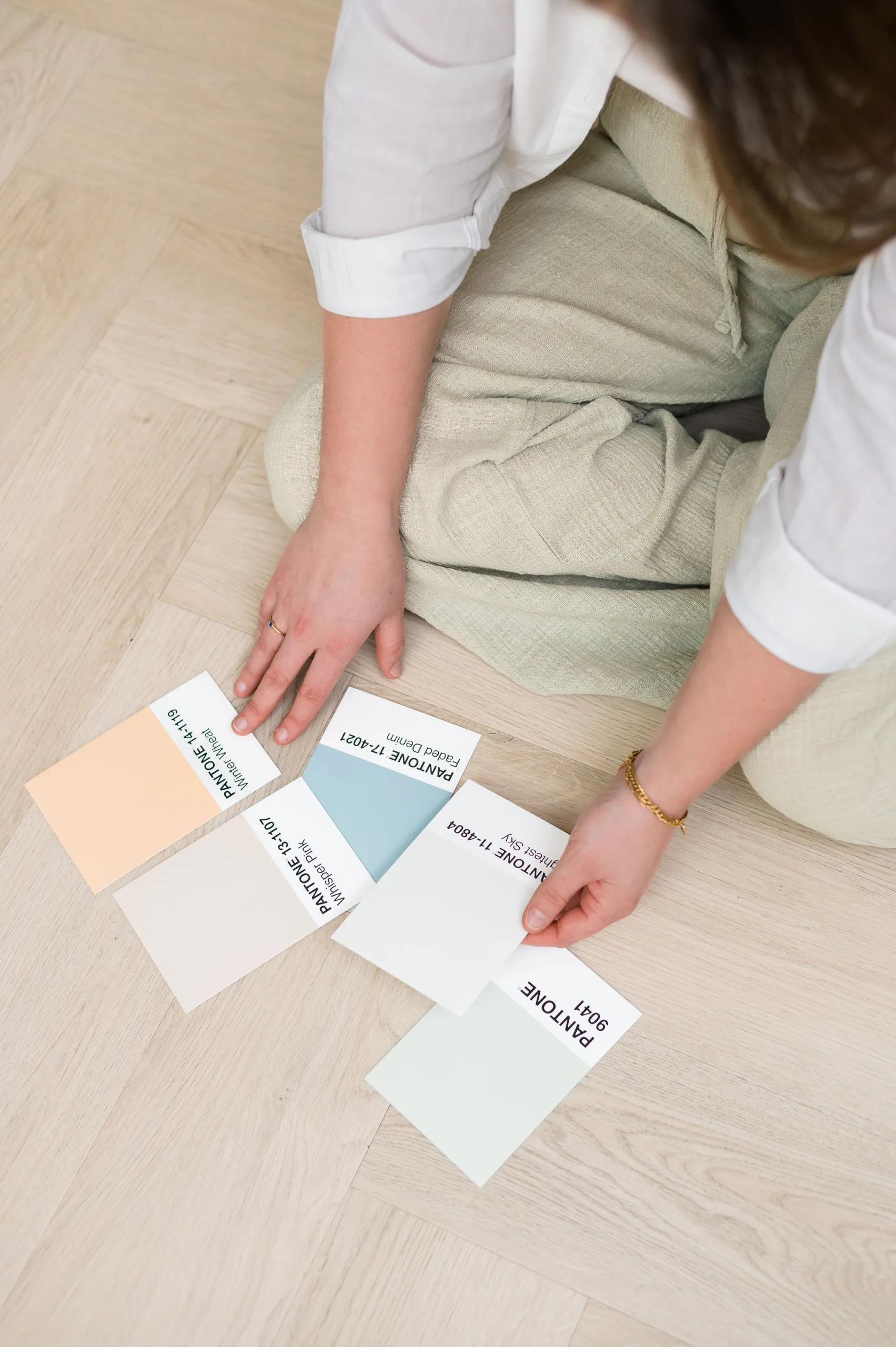 Hand van Amber met branding kleurenkaarten