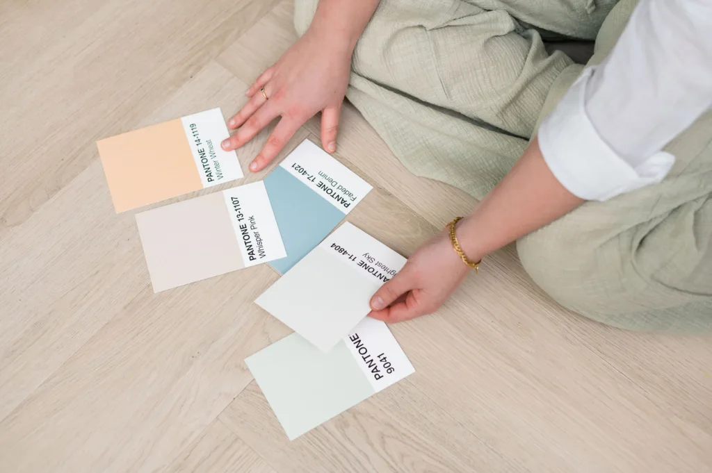 Hand met Pantone kleurkaarten