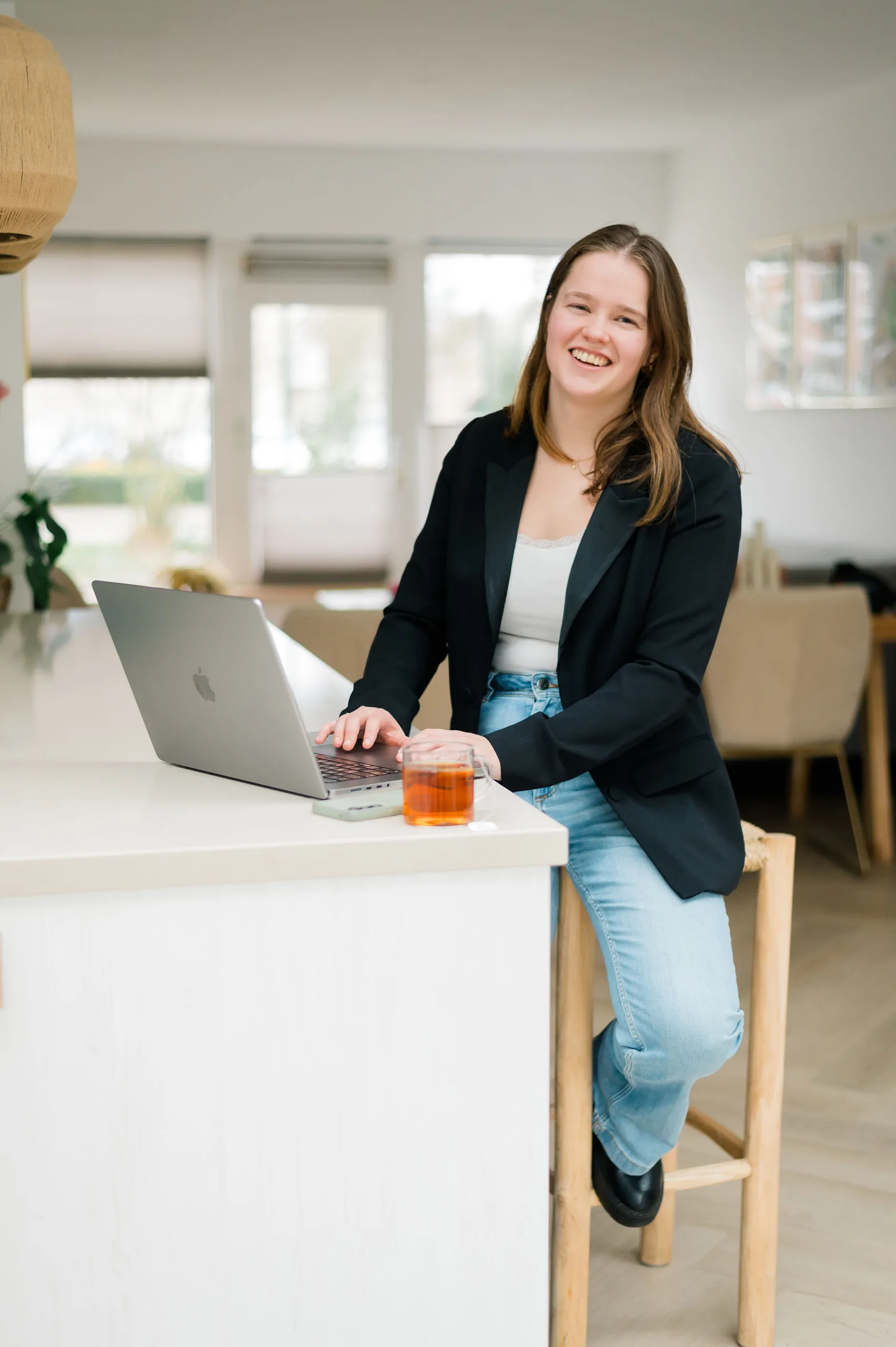 RippleCreative_AmberBellaart Amber Bellaart achter de laptop bezig met drukwerk ontwerpen