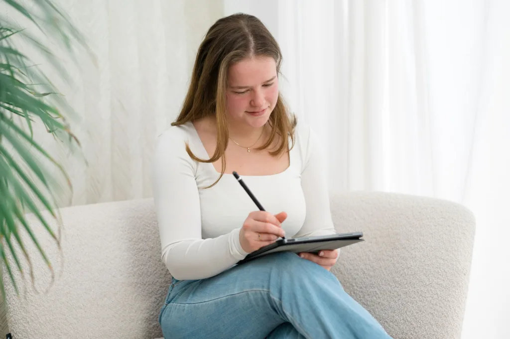 Amber Bellaart met iPad bezig aan branding traject