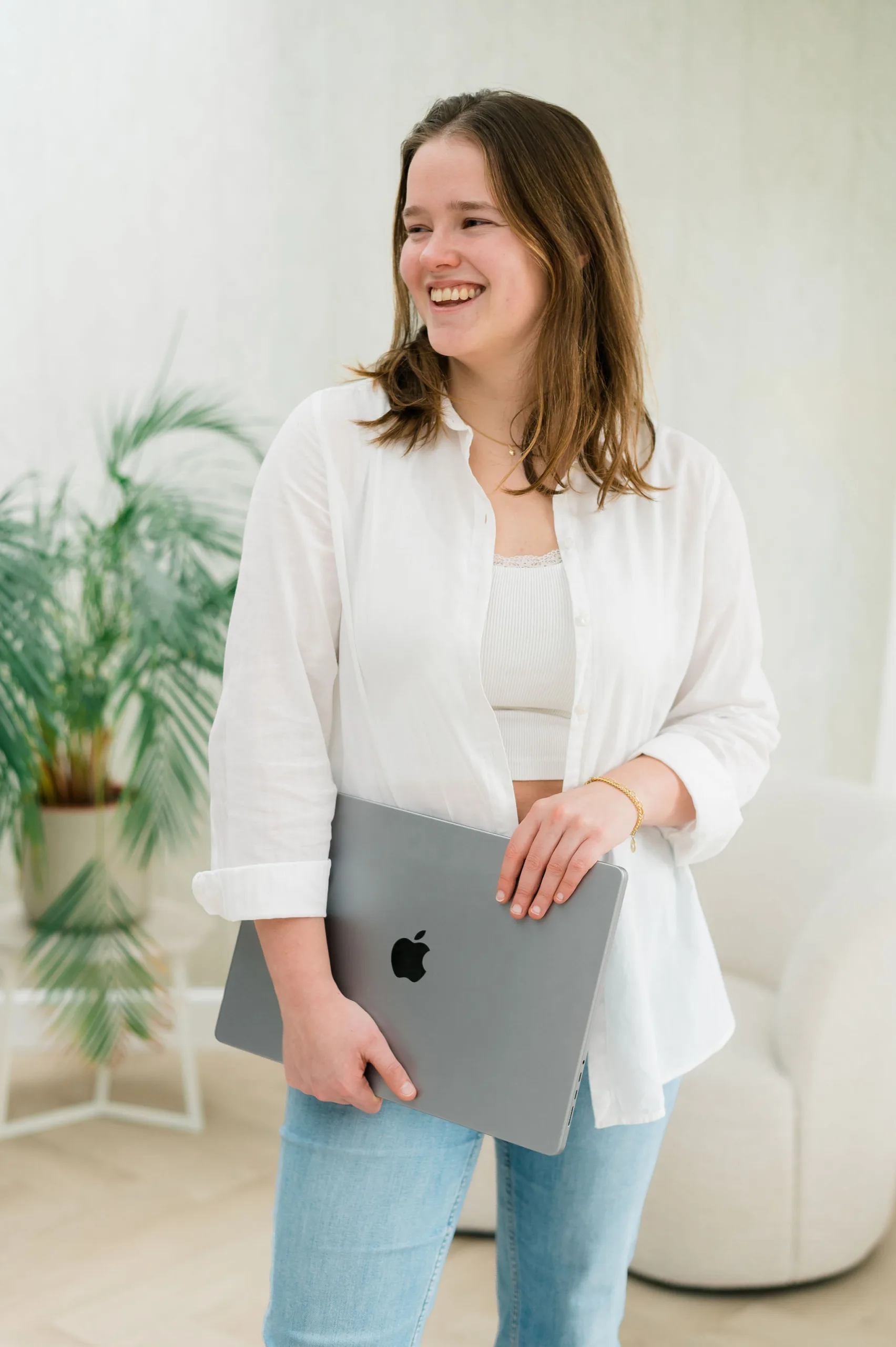 RippleCreative_AmberBellaart Amber Bellaart staat met een laptop in haar handen