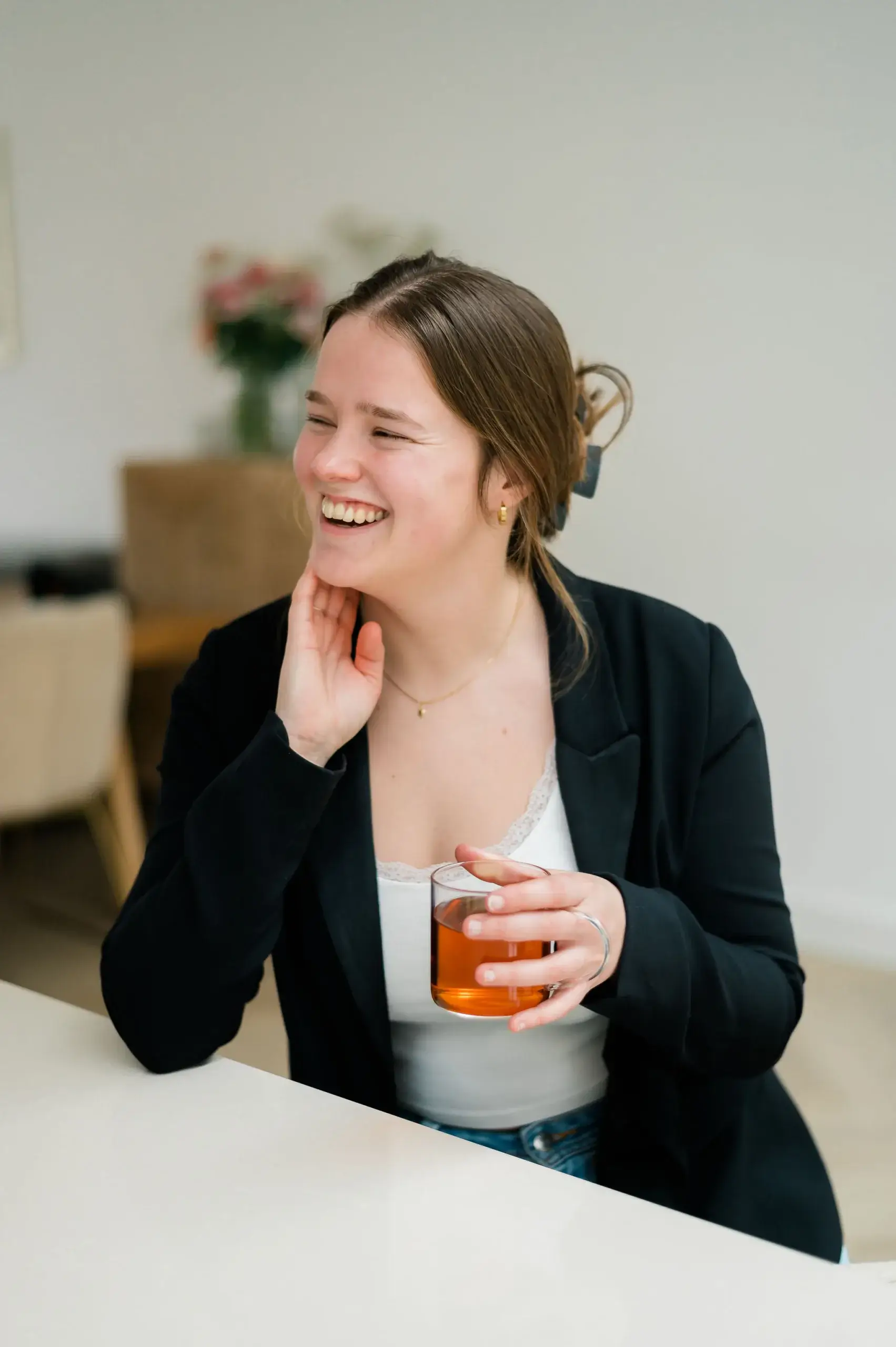 Amber Bellaart, eigenaresse van Ripple Creative. met een kop thee