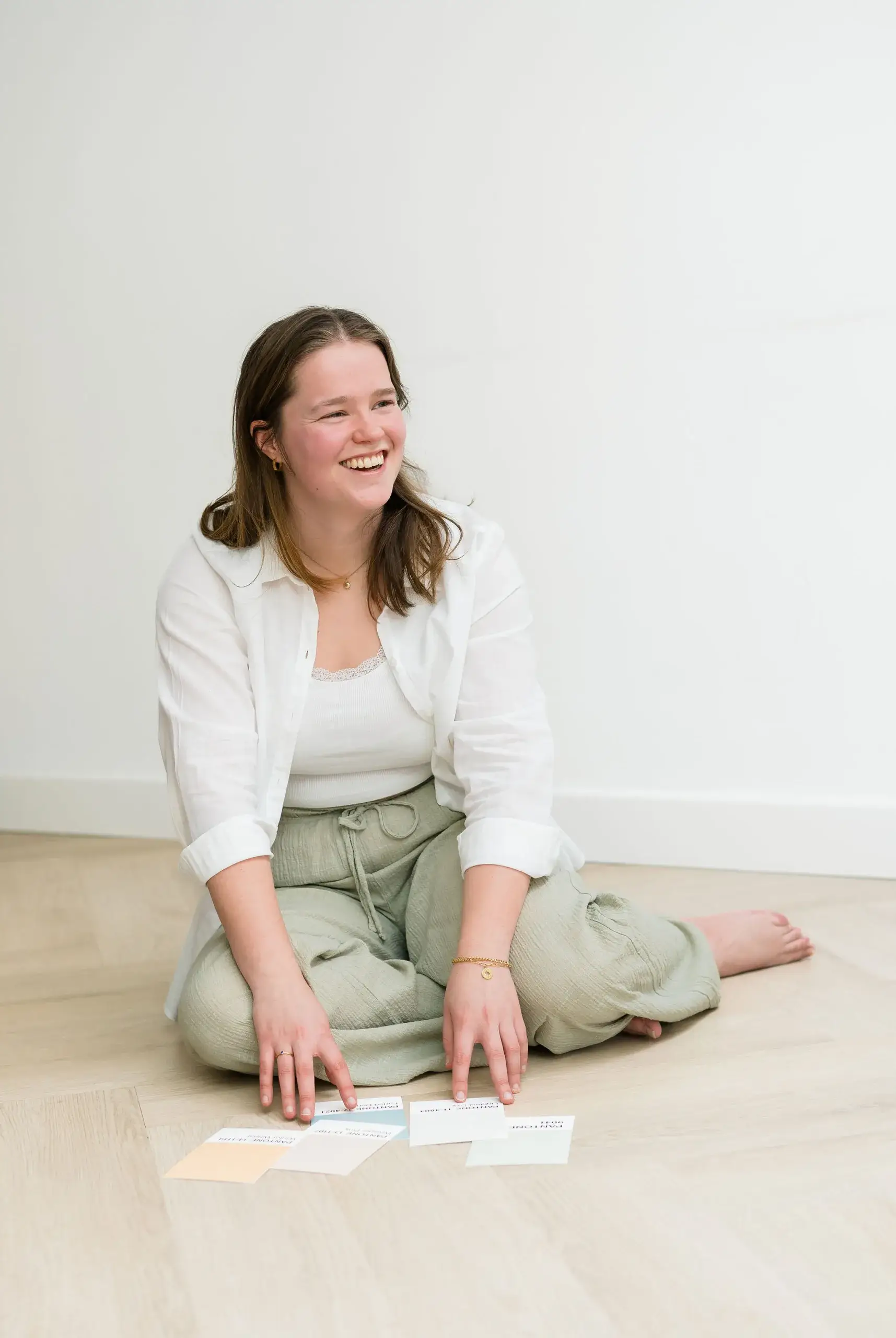 Amber Bellaart op de grond met branding kleurkaarten