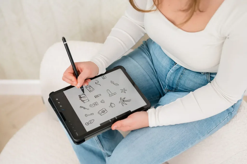 Amber Bellaart met een tablet met iconen