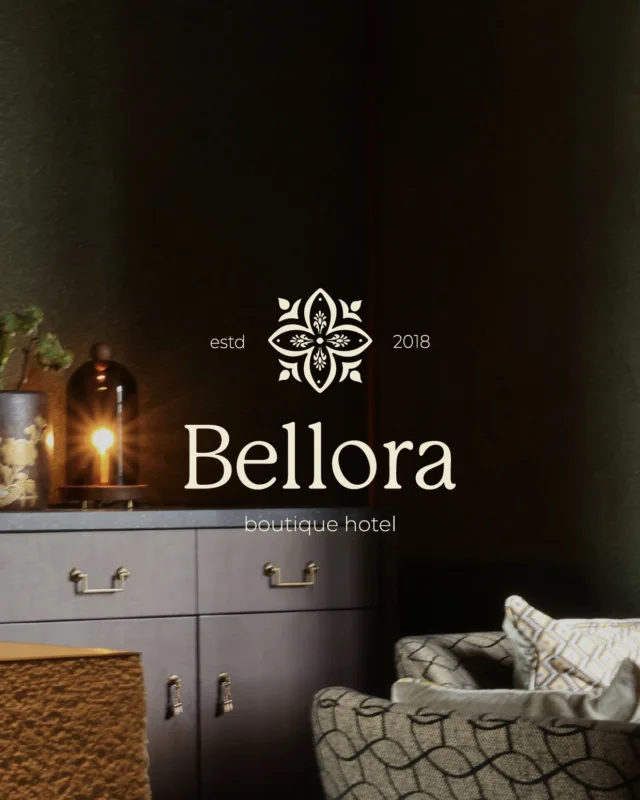 Bellora Boutique Hotel 🧳🌎✨
Welkom bij Bellora Boutique Hotel in het hart van Göteborg — een warme, stijlvolle plek waar Italiaans design en Scandinavische gezelligheid samenkomen. Denk: terracotta accenten, terrazzo vloeren, rijke texturen en zachte verlichting 🛎️🗝️✨
De branding van Bellora is afgestemd op de beleving die het hotel wil uitstralen: tijdloze elegantie met een moderne twist.
🎨 Kleurenpalet: Aardetinten en terracotta geven een warme, uitnodigende sfeer die aansluit bij de romantische en nostalgische uitstraling van het interieur. Lichtblauw voegt wat fris en luchtigs toe die de Scandinavische invloed benadrukt en visueel evenwicht biedt.
🧱 Textuurgebruik: Terrazzo tegels – zichtbaar in vloeren en details – worden ook in de branding gebruikt als textuurelement. Dit zorgt voor een overeenkomst tussen de fysieke hotelervaring en de visuele identiteit. 
✍🏼 Logo & typografie: Het klassieke tegelmotief in het logo verwijst direct naar de vintage roots van het hotel, terwijl het moderne lettertype de hedendaagse luxe weerspiegelt. Zo ontstaat een balans tussen oud en nieuw, net zoals in het interieur: strakke lijnen met rijke, subtiele stoffen en patronen.
Brief: @theglowandgrowclub 
#ggcbellora #theglowandgrowclub #brandingforwomen #designbywomen #brandingforbusiness #brandingforsmallbusiness #ripplecreativenl #boutiekhotel #branding #brandidentity #huisstijl