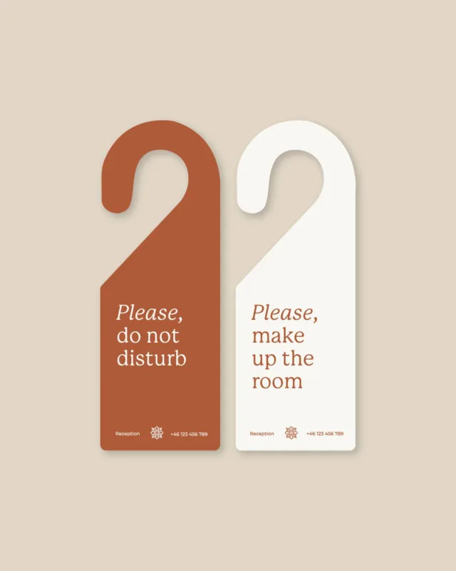 Branding van Bellora 🛎️🧳
Van terrazzo texturen tot rijke stoffen met subtiele patronen – elk element van Bellora Boutique Hotel ademt warmte, elegantie en een vleugje nostalgie. Maar het is de consistente toepassing van de branding die de beleving echt compleet maakt: kamerpasjes, toiletartikelen, deurhangers, visitekaartjes en briefpapier zijn allemaal ontworpen in dezelfde stijl. Aardetinten, terracotta, lichtblauw en het iconische tegel-logo komen overal terug – als visuele vertaling van het verhaal van Bellora. Deze herkenbaarheid in elk touchpoint zorgt voor rust, vertrouwen en een gevoel van samenhang.
#ggcbellora #theglowandgrowclub #brandidentity #boutiekhotel #travel #hotel #branding #huisstijl #grafischontwerp #ripplecreativenl #creative